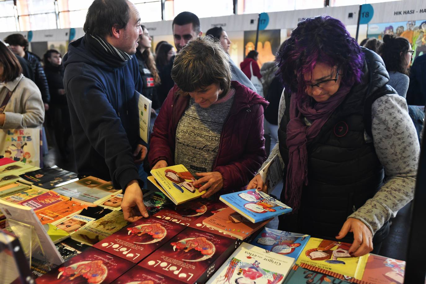 Fotos: Ikasleei zuzendutako jarduerekin hasi da 54. Durangoko Azoka