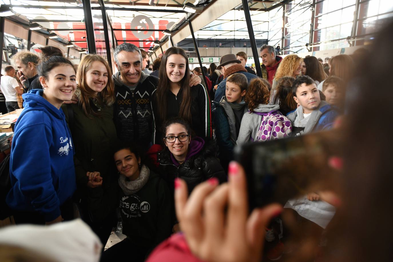 Fotos: Ikasleei zuzendutako jarduerekin hasi da 54. Durangoko Azoka