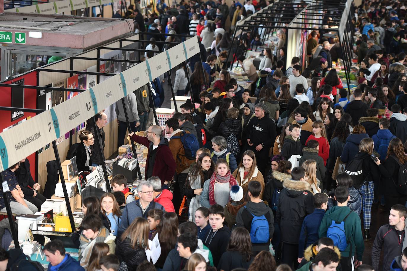 Fotos: Ikasleei zuzendutako jarduerekin hasi da 54. Durangoko Azoka