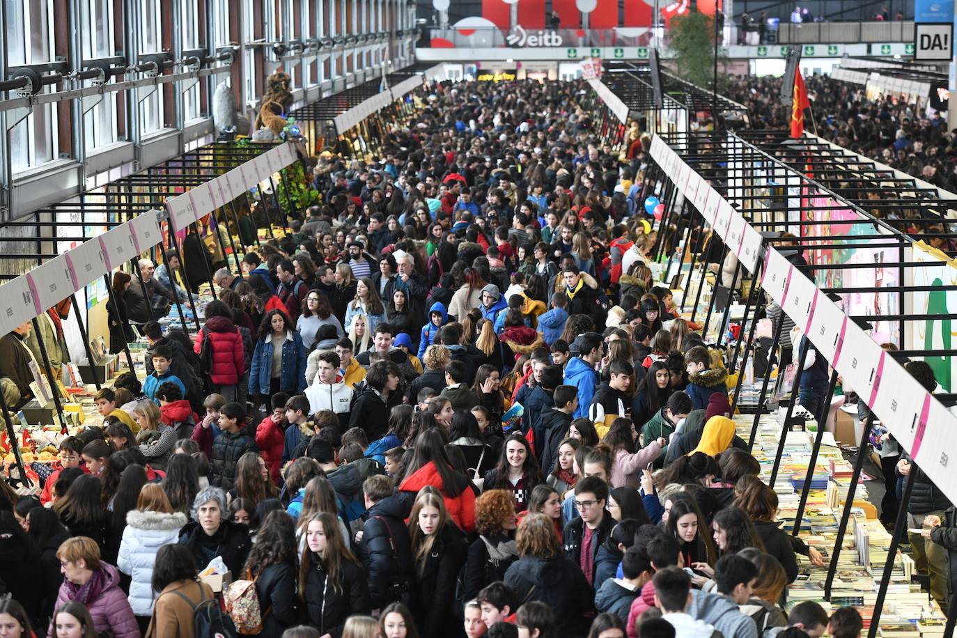 Fotos: Ikasleei zuzendutako jarduerekin hasi da 54. Durangoko Azoka