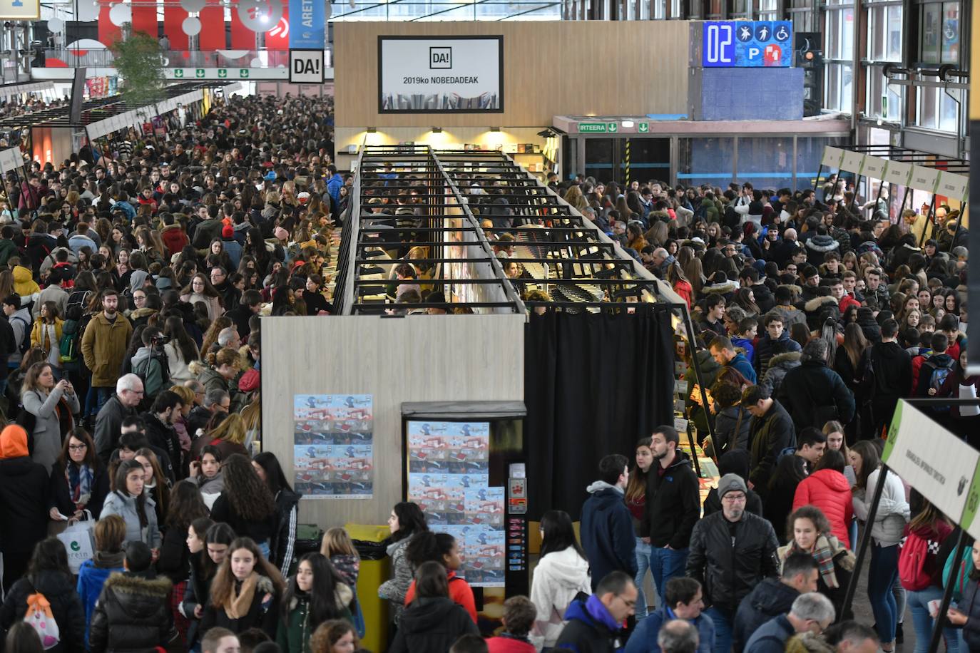 Fotos: Ikasleei zuzendutako jarduerekin hasi da 54. Durangoko Azoka