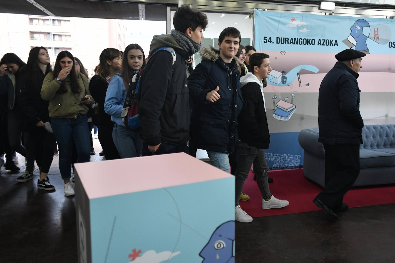 Fotos: Ikasleei zuzendutako jarduerekin hasi da 54. Durangoko Azoka