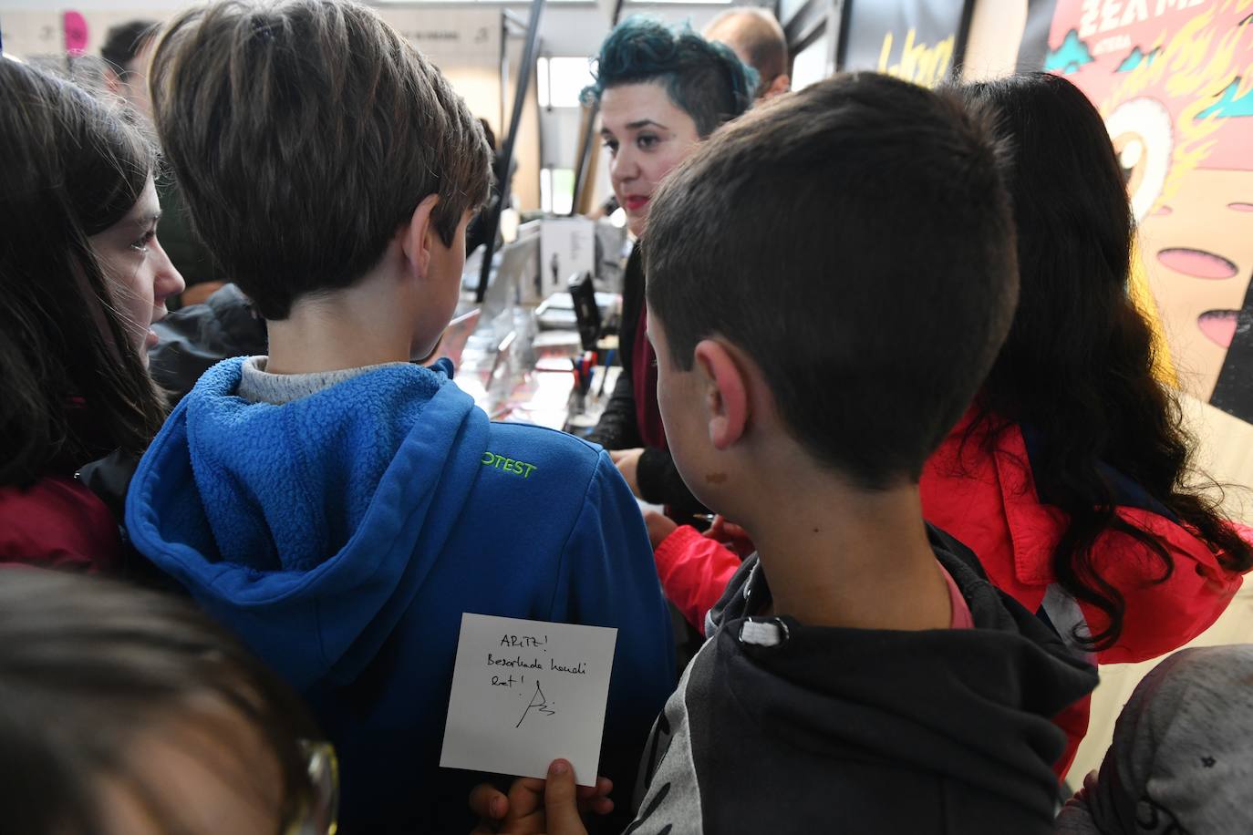 Fotos: Ikasleei zuzendutako jarduerekin hasi da 54. Durangoko Azoka