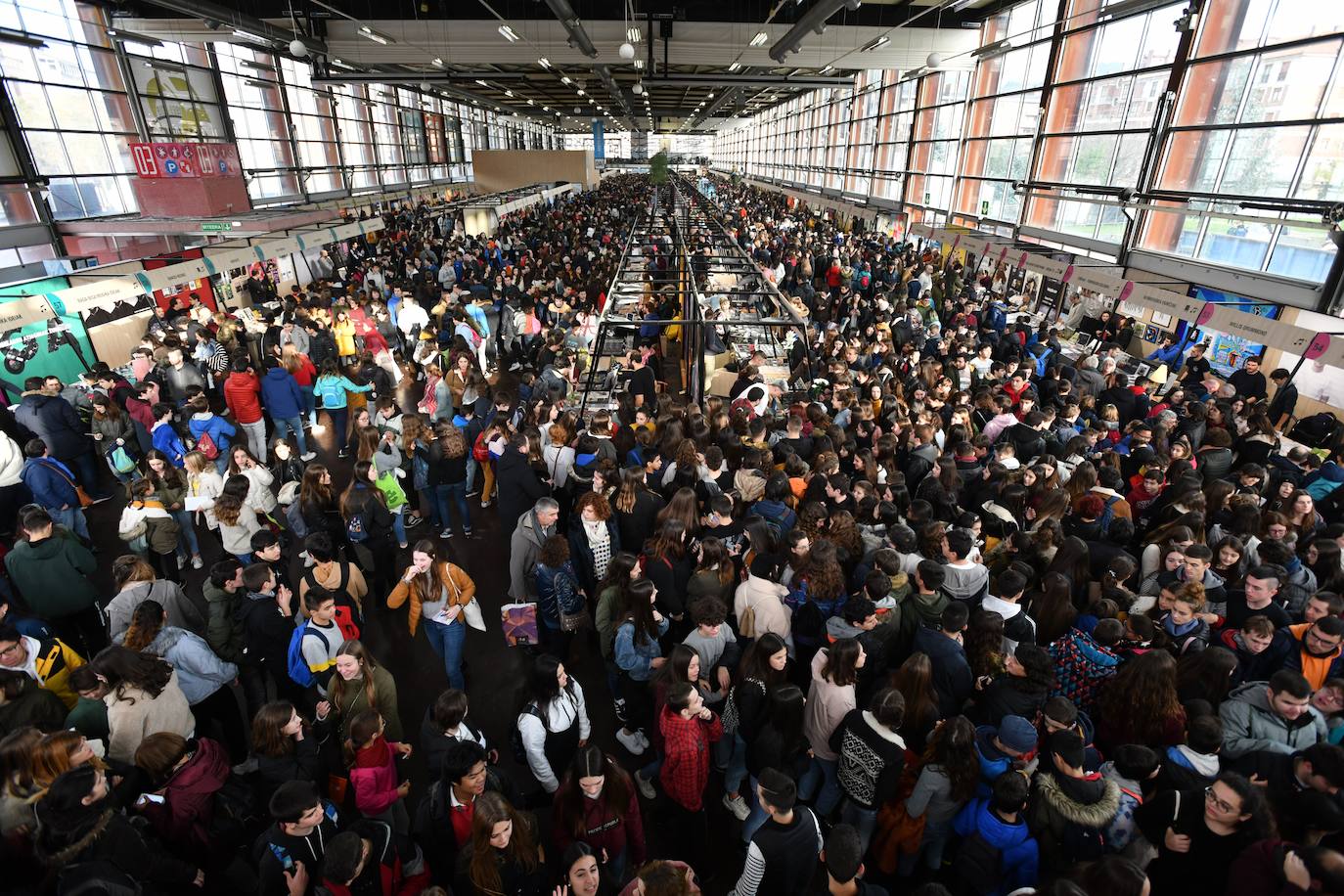 Fotos: Ikasleei zuzendutako jarduerekin hasi da 54. Durangoko Azoka
