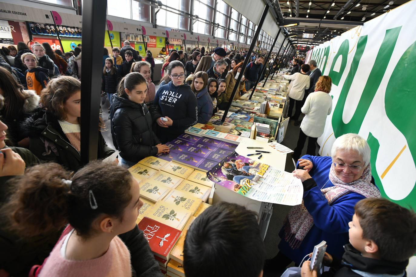 Fotos: Ikasleei zuzendutako jarduerekin hasi da 54. Durangoko Azoka