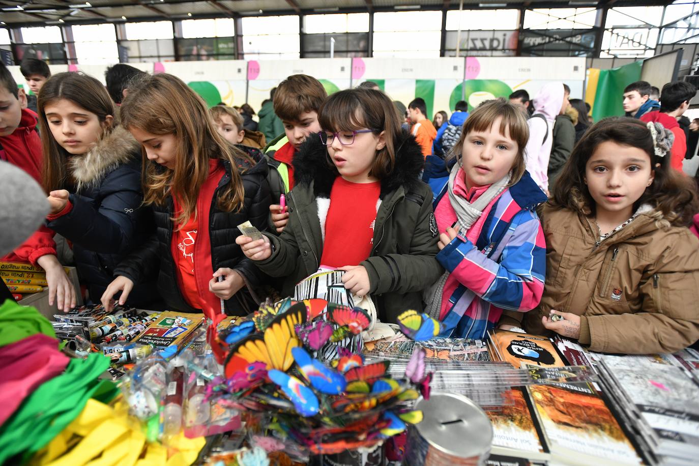 Fotos: Ikasleei zuzendutako jarduerekin hasi da 54. Durangoko Azoka