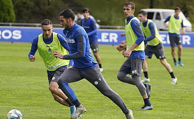 Gorosabel persigue a Merino en un entrenamiento en Zubieta con Llorente a su espalda.