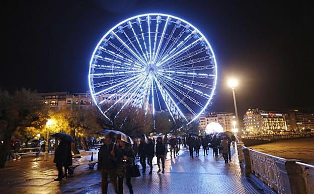 Ciudadanos en el Paseo de la Concha. 7.767 guipuzcoanos pagan el Impuesto de Patrimonio.