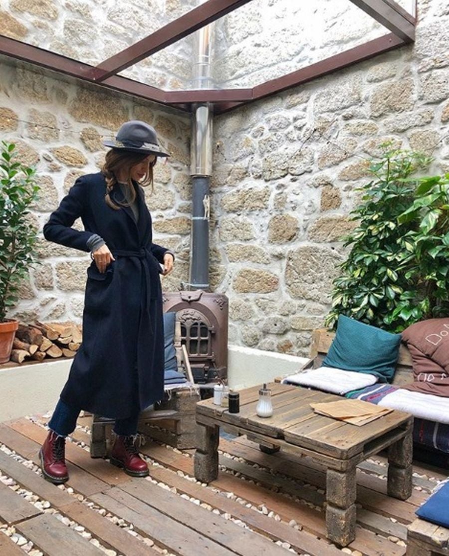 Cada temporada reinterpreta las tendencias llevándolas a su propio terreno. Un ejemplo de ello es esta combinación de abrigo 'oversize' masculino con botas Dr. Martins