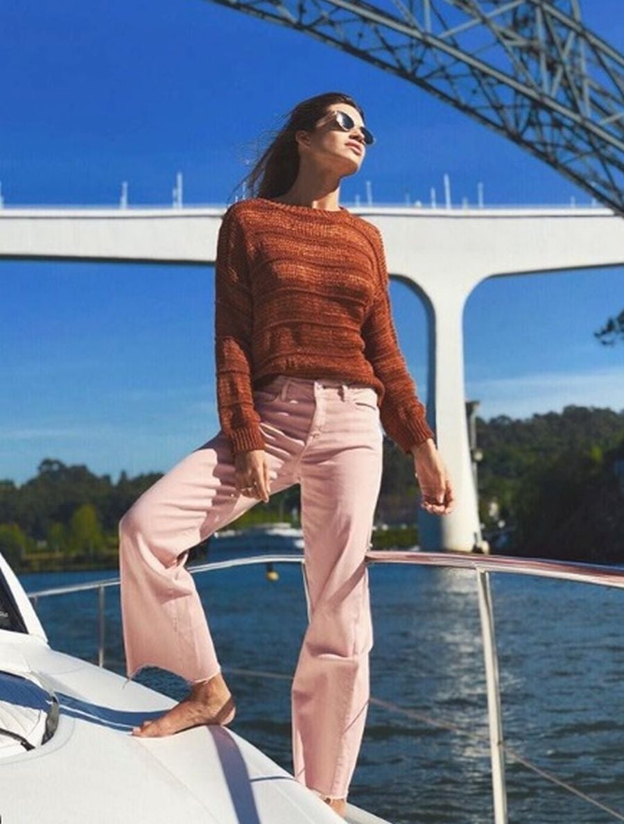 También es muy habitual verla luciendo un estilo muy casual, basado en la utilización de prendas básicas como un jersey de punto o un tejano