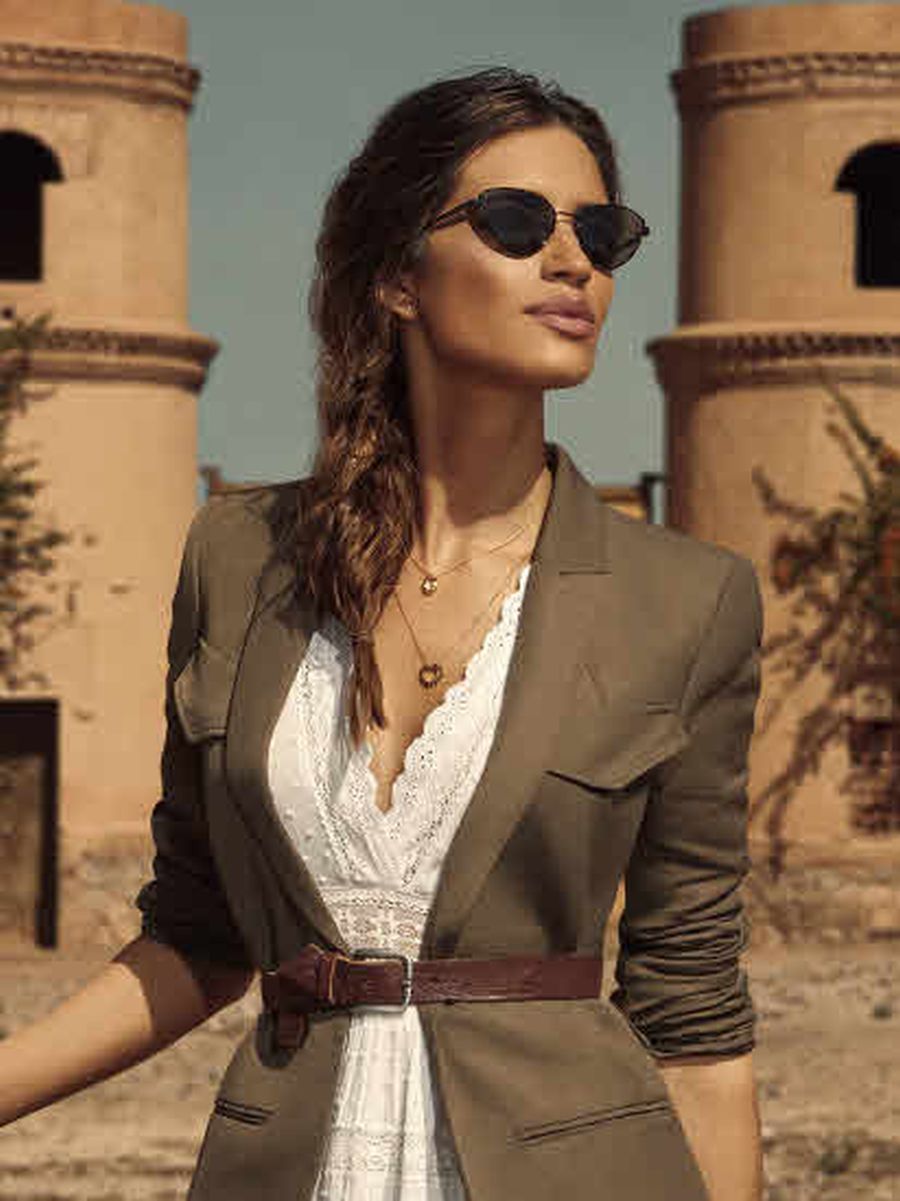 Los complementos tienen gran protagonismo en los looks de la periodista. Las gafas de sol son un básico imprescindible en cualquiera de sus apariciones 'casual'