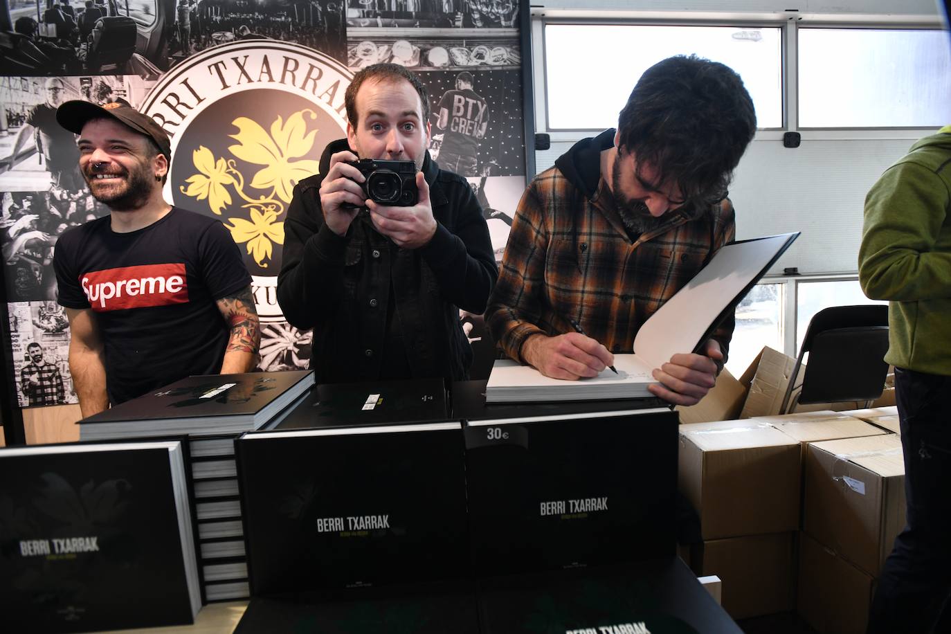 Fotos: Sormena bor-bor, Azokaren bigarren egunean