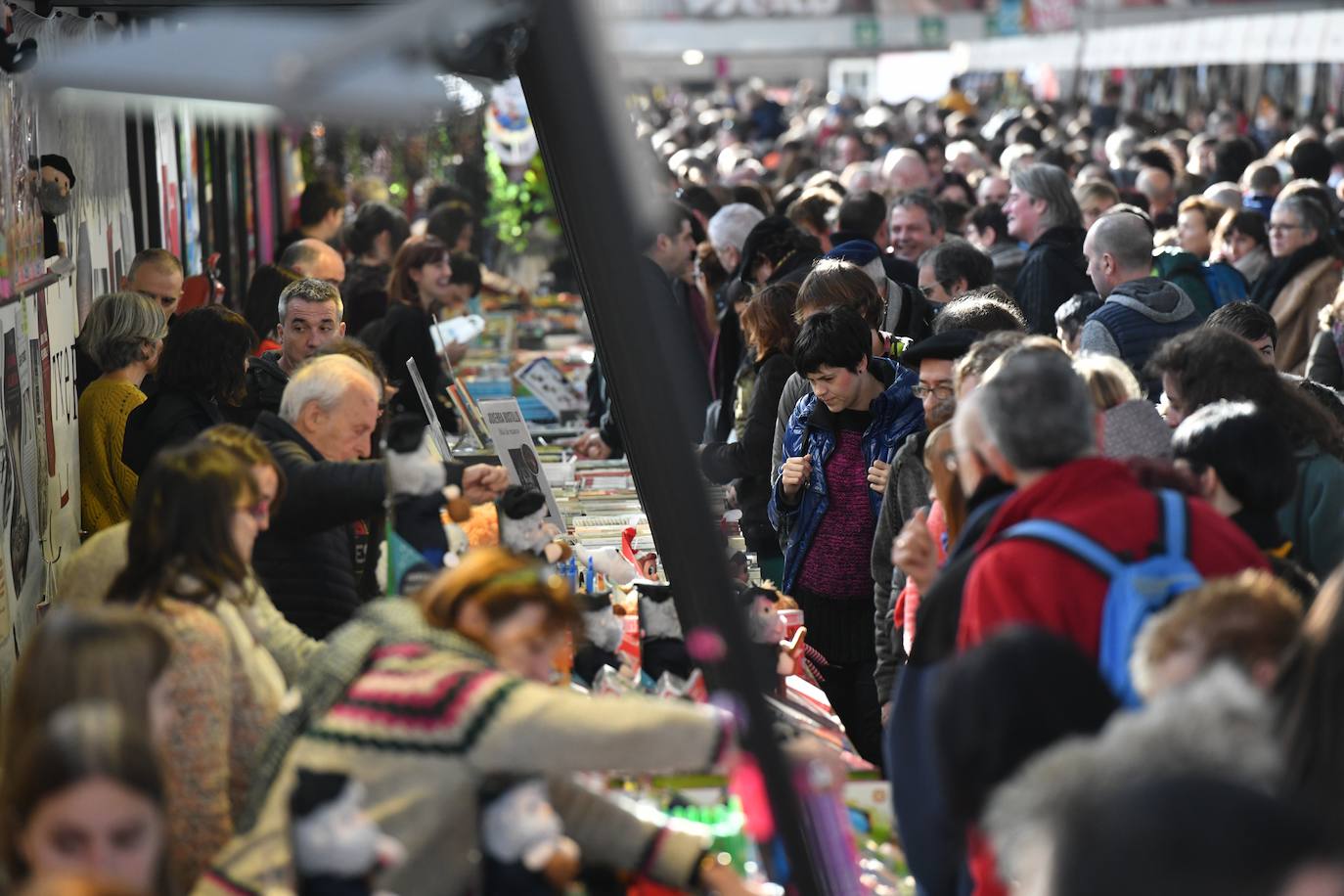 Fotos: Sormena bor-bor, Azokaren bigarren egunean