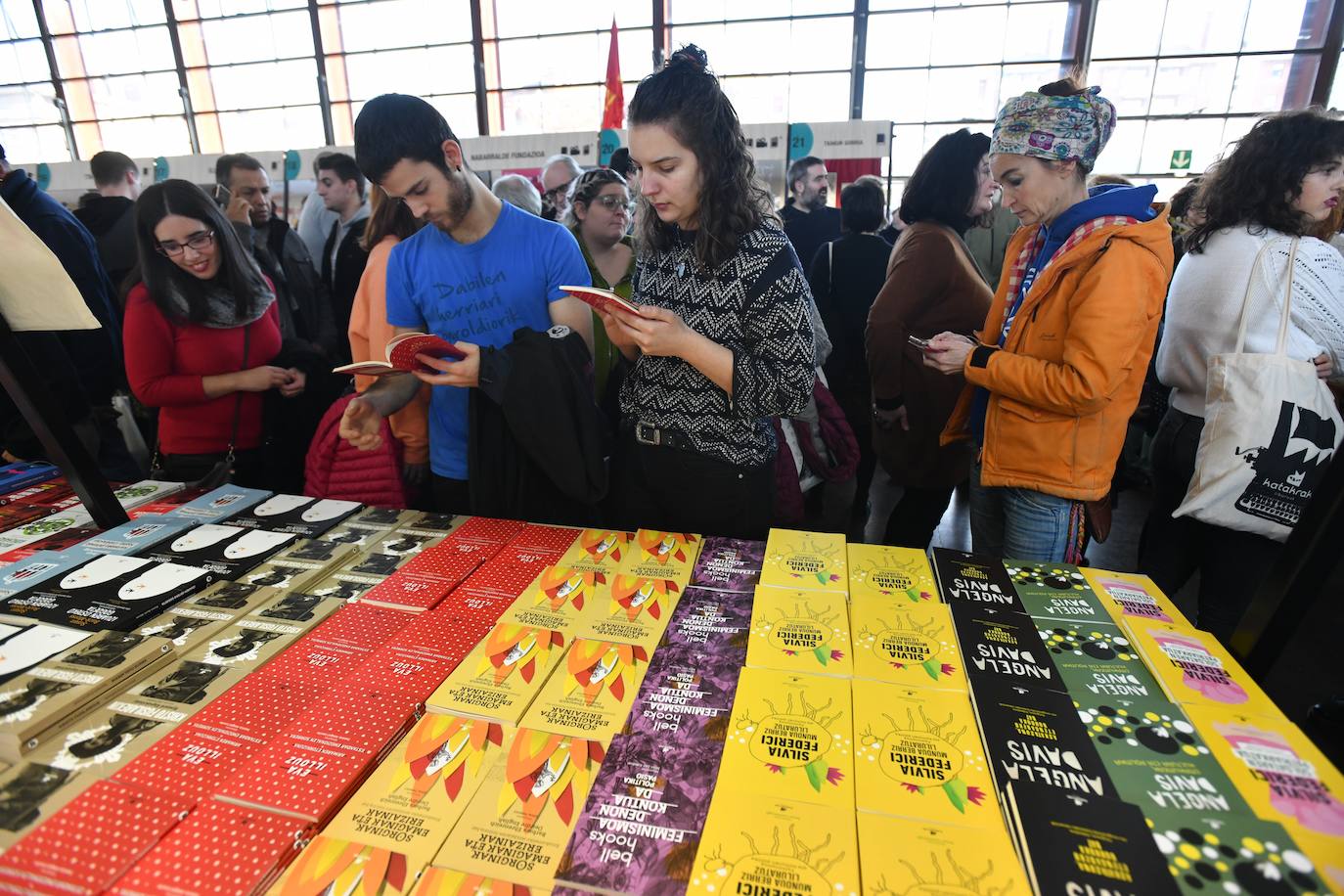 Fotos: Sormena bor-bor, Azokaren bigarren egunean