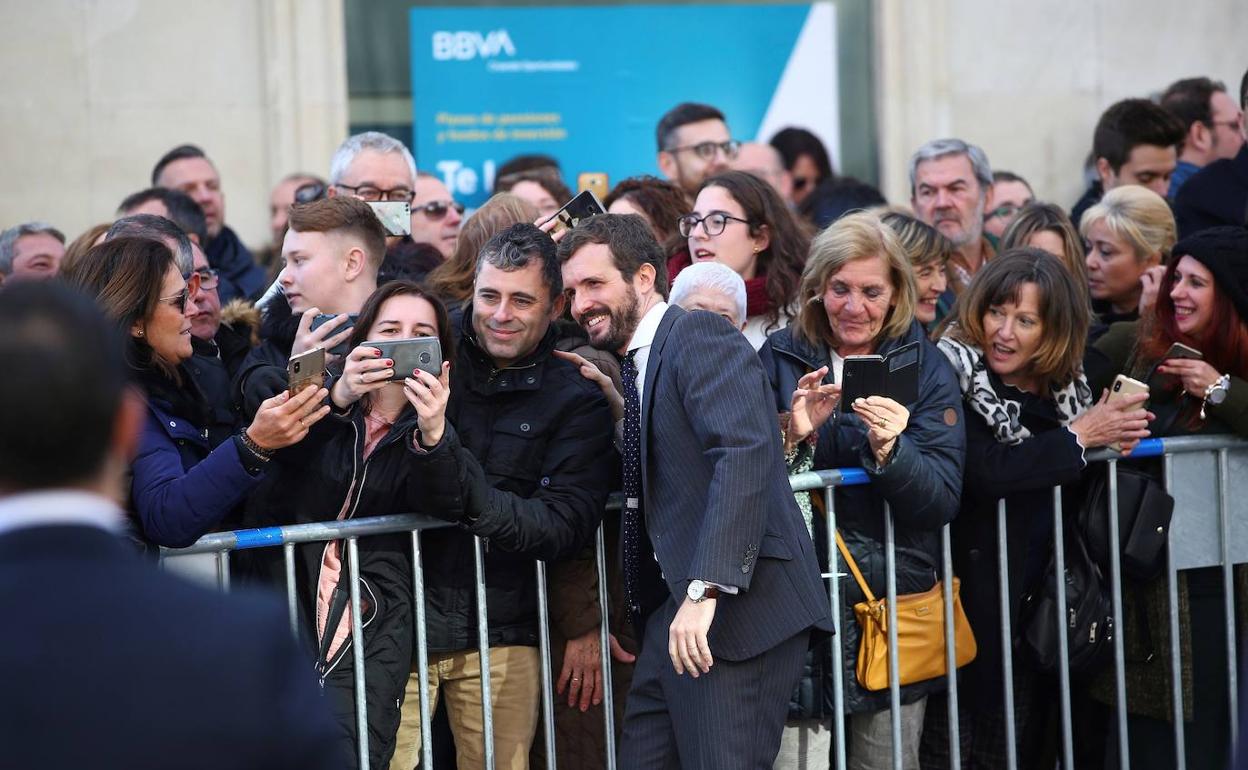 Casado saluda, este viernes, a un grupo de ciudadanos en las puertas del Congreso. 