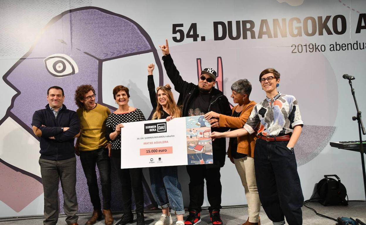 Gerediagako Nerea Mujika eta Ima Garrastatxu Durangoko alkatearen artean, txekea eskuetan dutela, Iratxe Aguilera eta David Juárez 