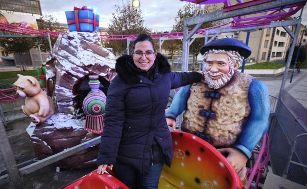 Itziar Gómez trabaja en las taquillas del carrusel del paseo Federico García Lorca.