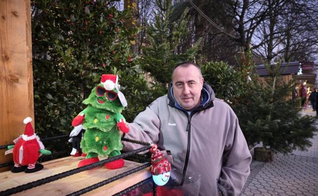 Juan Gonzalo, en su puesto de abetos, flor de pascua y adornos navideños.