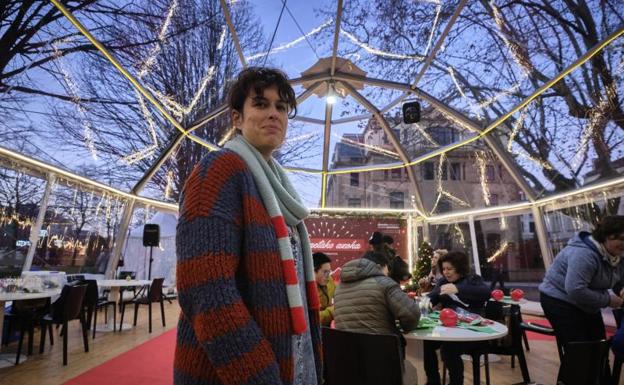 María Rojo, monitora de manualidades en la carpa de Fomento de San Sebastián. 