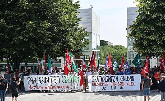 Una de las movilizaciones unitarias por los convenios del Papel y Artes Gráficas de Gipuzkoa desarrolladas ante la sede de Adegi.