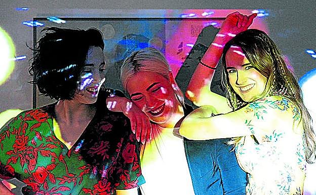 Ainhoa Artetxe, Amaia Ruiz de Galarreta y Miren Nogales en 'Pikuak' junto a un fotograma de 'Lou'.