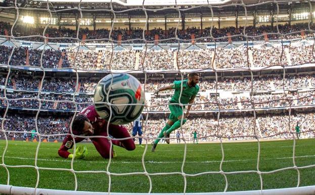 Benzema marca el segundo gol del Real Madrid. 