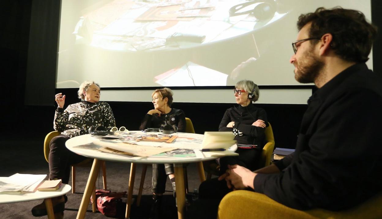 Ana Ureta, Cecilia Bartolomé y Vivian Ostrovsky, que se reunieron ayer, 41 años después, junto a Pablo La Parra. 