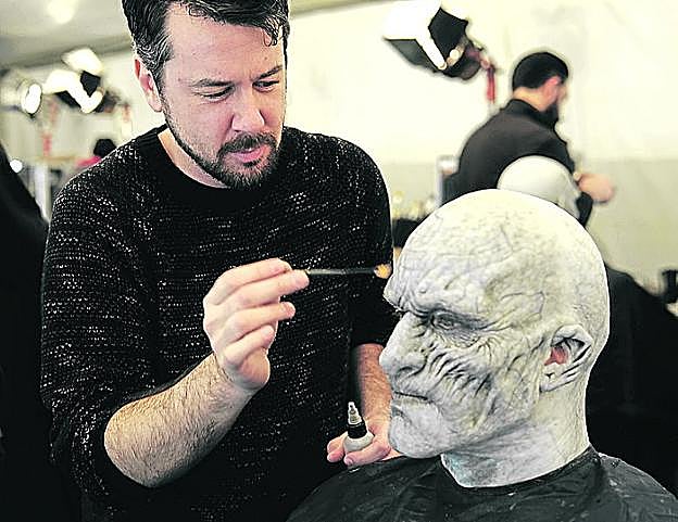 Nacho Díaz, maquillando a un caminante blanco.