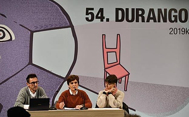 Imagen principal - Goiko argazkian, Juanjo Allur, Nerea Mujika eta Arantza Atutxa ikerketaren aurkezpenean.