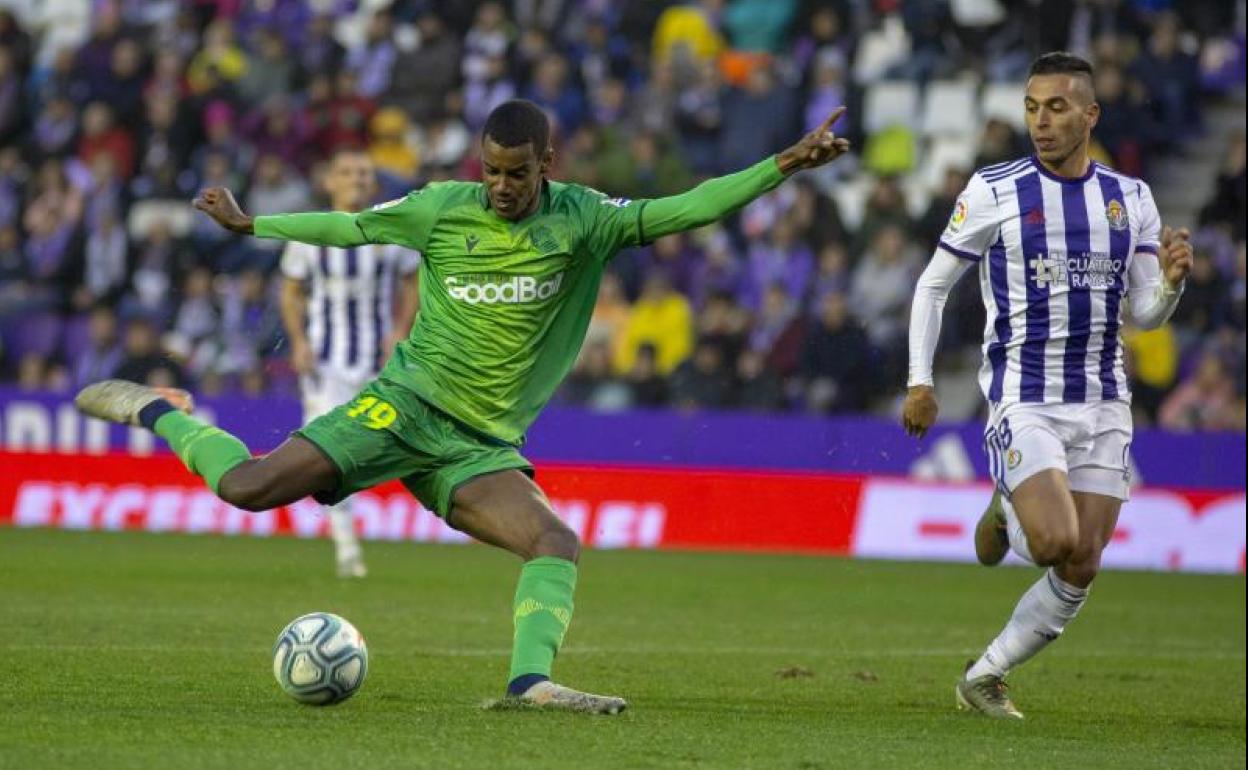 Isak remata a portería en una jugada del partido ante el Valladoli