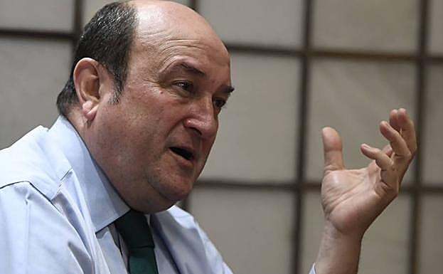 Andoni Ortuzar, en un momento de la entrevista, en su despacho de Sabin Etxea