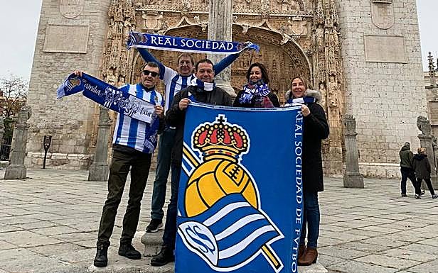 Aficionados de la Real Sociedad en la iglesia de San Pablo, en Valladolid.