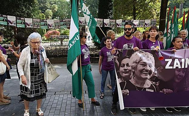 Concentración de las trabajadoras de residencias frente al Palacio foral en Donostia. El sector acumula 142 días de huelga en el último año
