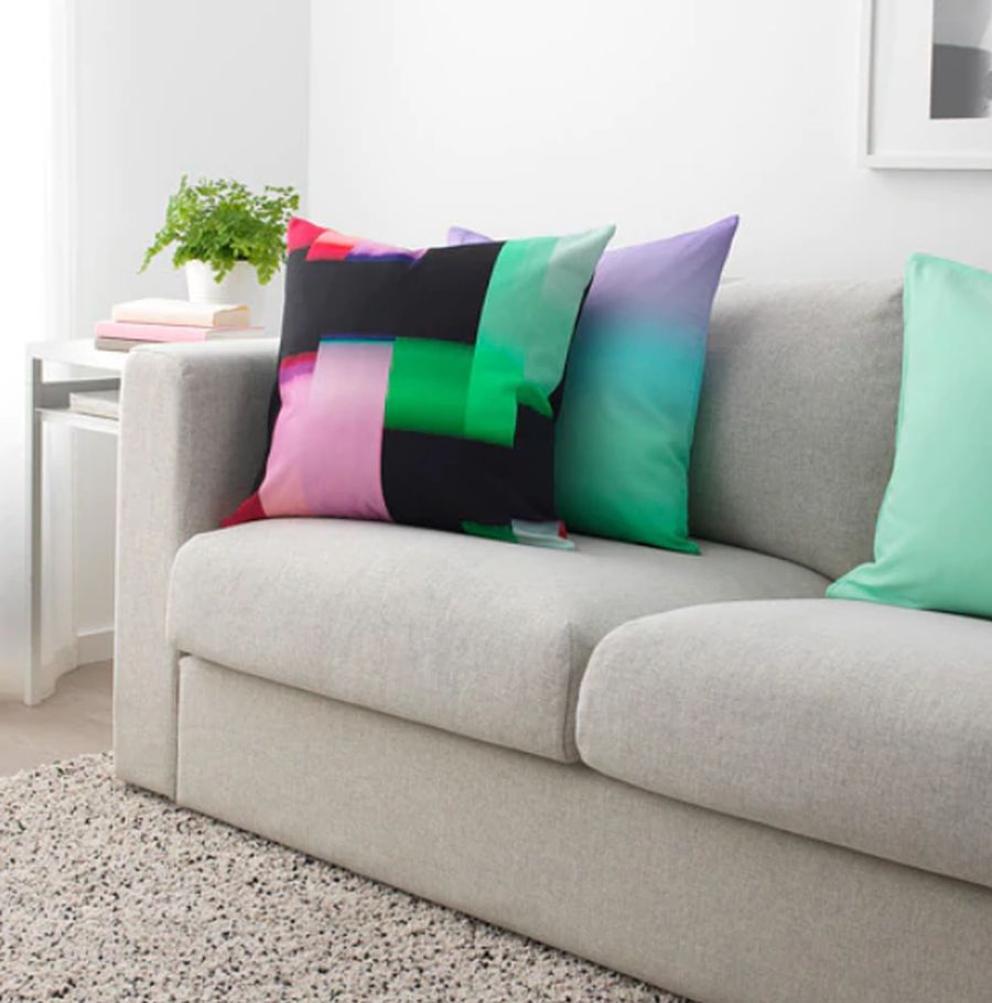 El estampado arty en colores fuertes y vibrantes formarán un conjunto explosivo en tu salón