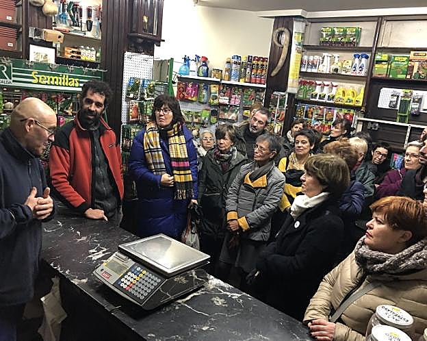 Juan Sebastián Elósegui explica a los visitantes los secretos del negocio que se cierra el día 31.