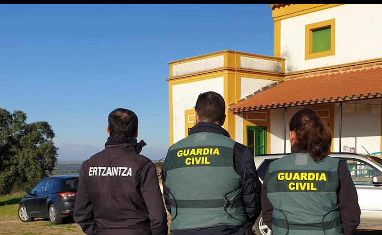 Agentes de la Ertzaintza y Guardia Civil en el cortijo de Badajoz en el que se ha incautado la droga.