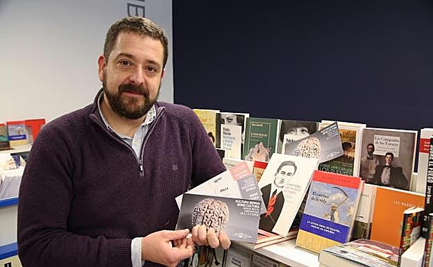 Adolfo López Chocarro sostiene algunos bonos cultura en la librería Zubieta de Donostia