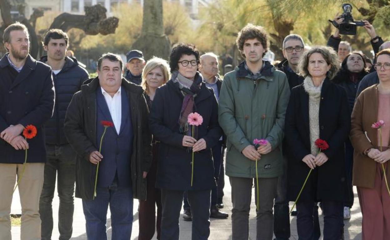 Los portavoces municipales de todos los grupos han despositado flores junto al monolito en recuerdo a las víctimas en Alderdi Eder