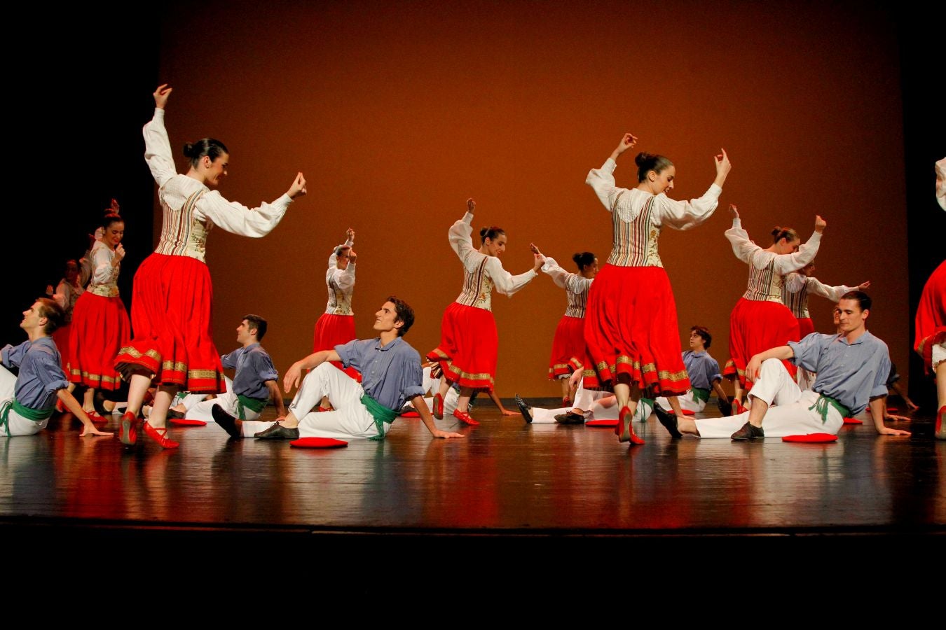 900 invitados asistieron a las Bodas de Plata de la televisión de Gipuzkoa donde las sorpresas, los momentos emotivos y los recuerdos inolvidables fueron protagonistas de 2 horas de evento y 21 destacados premiados entre los que destacaron La Oreja de Van Gogh, Álex Ubago, Ainhoa Arteta, Aizpea Goenaga, Bernardo Atxaga, Luis Arconada, Cayetano Martínez de Irujo, Juan Mari Arzak o Martín Berasategi