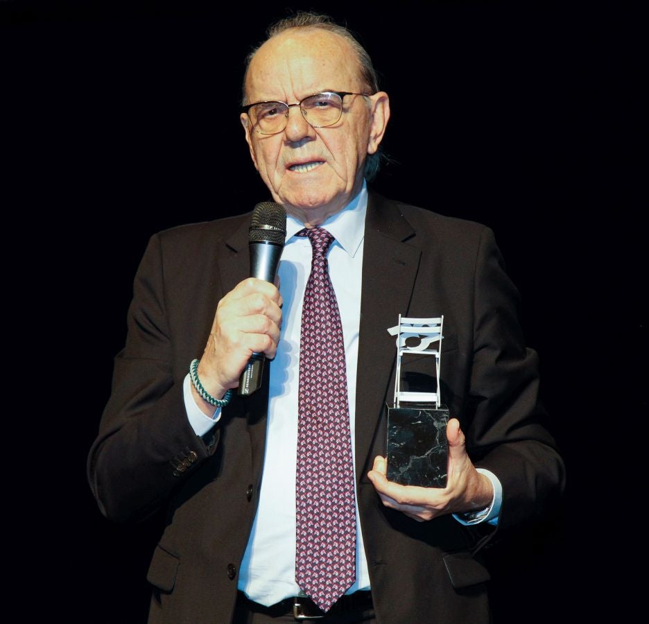 900 invitados asistieron a las Bodas de Plata de la televisión de Gipuzkoa donde las sorpresas, los momentos emotivos y los recuerdos inolvidables fueron protagonistas de 2 horas de evento y 21 destacados premiados entre los que destacaron La Oreja de Van Gogh, Álex Ubago, Ainhoa Arteta, Aizpea Goenaga, Bernardo Atxaga, Luis Arconada, Cayetano Martínez de Irujo, Juan Mari Arzak o Martín Berasategi