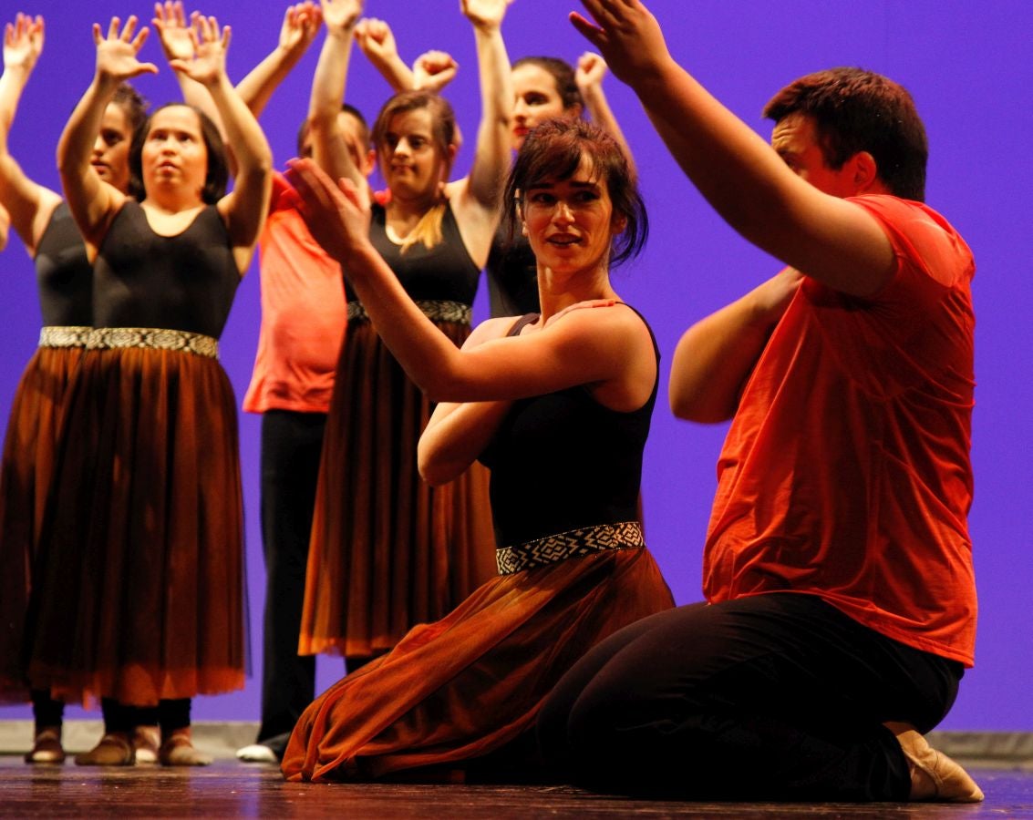 900 invitados asistieron a las Bodas de Plata de la televisión de Gipuzkoa donde las sorpresas, los momentos emotivos y los recuerdos inolvidables fueron protagonistas de 2 horas de evento y 21 destacados premiados entre los que destacaron La Oreja de Van Gogh, Álex Ubago, Ainhoa Arteta, Aizpea Goenaga, Bernardo Atxaga, Luis Arconada, Cayetano Martínez de Irujo, Juan Mari Arzak o Martín Berasategi