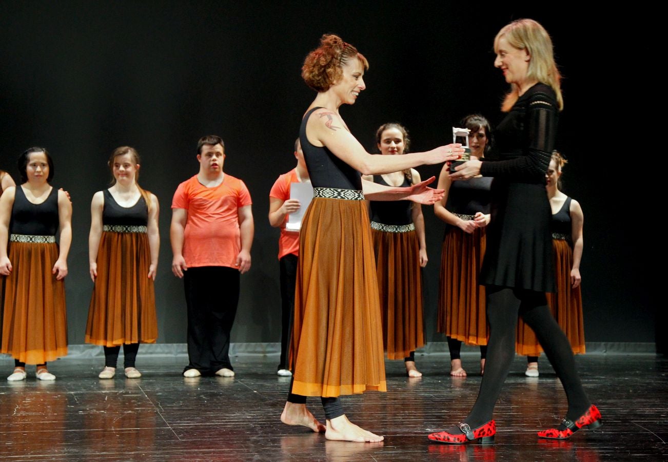 900 invitados asistieron a las Bodas de Plata de la televisión de Gipuzkoa donde las sorpresas, los momentos emotivos y los recuerdos inolvidables fueron protagonistas de 2 horas de evento y 21 destacados premiados entre los que destacaron La Oreja de Van Gogh, Álex Ubago, Ainhoa Arteta, Aizpea Goenaga, Bernardo Atxaga, Luis Arconada, Cayetano Martínez de Irujo, Juan Mari Arzak o Martín Berasategi