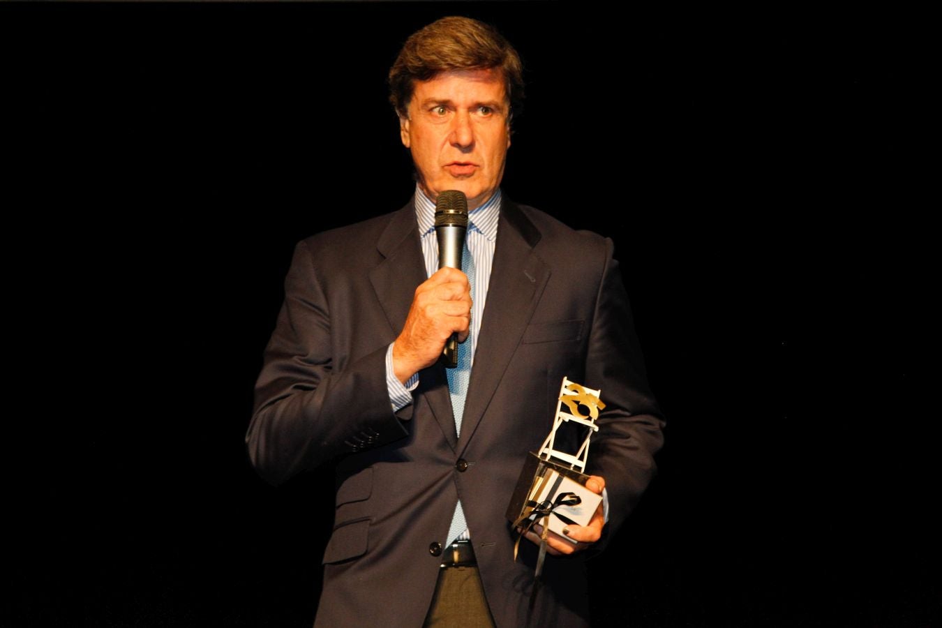 900 invitados asistieron a las Bodas de Plata de la televisión de Gipuzkoa donde las sorpresas, los momentos emotivos y los recuerdos inolvidables fueron protagonistas de 2 horas de evento y 21 destacados premiados entre los que destacaron La Oreja de Van Gogh, Álex Ubago, Ainhoa Arteta, Aizpea Goenaga, Bernardo Atxaga, Luis Arconada, Cayetano Martínez de Irujo, Juan Mari Arzak o Martín Berasategi