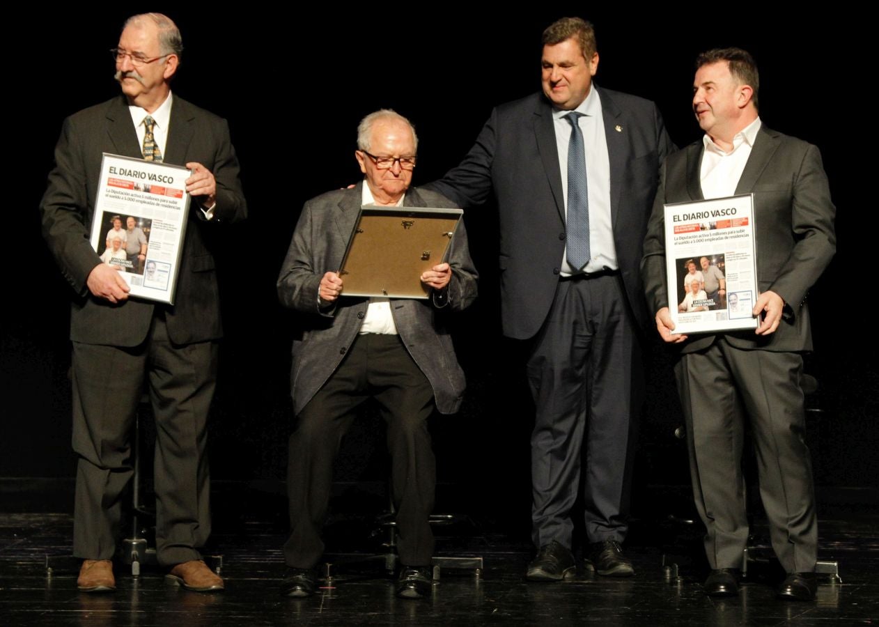900 invitados asistieron a las Bodas de Plata de la televisión de Gipuzkoa donde las sorpresas, los momentos emotivos y los recuerdos inolvidables fueron protagonistas de 2 horas de evento y 21 destacados premiados entre los que destacaron La Oreja de Van Gogh, Álex Ubago, Ainhoa Arteta, Aizpea Goenaga, Bernardo Atxaga, Luis Arconada, Cayetano Martínez de Irujo, Juan Mari Arzak o Martín Berasategi