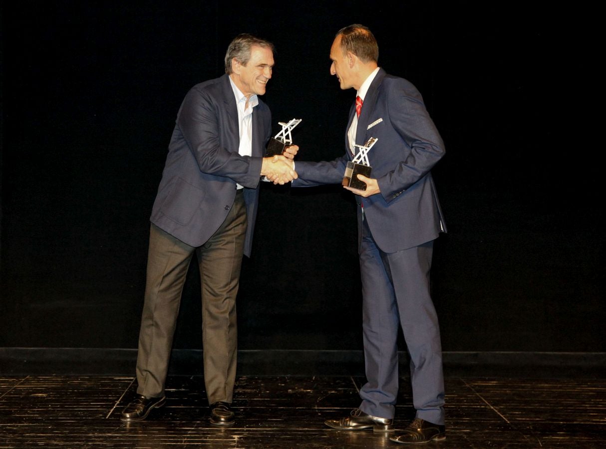 900 invitados asistieron a las Bodas de Plata de la televisión de Gipuzkoa donde las sorpresas, los momentos emotivos y los recuerdos inolvidables fueron protagonistas de 2 horas de evento y 21 destacados premiados entre los que destacaron La Oreja de Van Gogh, Álex Ubago, Ainhoa Arteta, Aizpea Goenaga, Bernardo Atxaga, Luis Arconada, Cayetano Martínez de Irujo, Juan Mari Arzak o Martín Berasategi