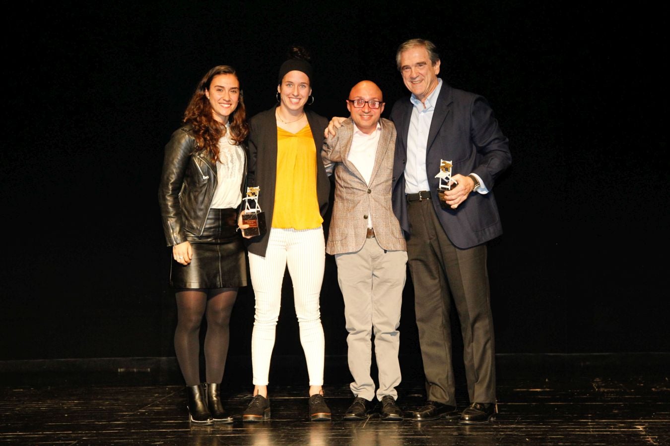 900 invitados asistieron a las Bodas de Plata de la televisión de Gipuzkoa donde las sorpresas, los momentos emotivos y los recuerdos inolvidables fueron protagonistas de 2 horas de evento y 21 destacados premiados entre los que destacaron La Oreja de Van Gogh, Álex Ubago, Ainhoa Arteta, Aizpea Goenaga, Bernardo Atxaga, Luis Arconada, Cayetano Martínez de Irujo, Juan Mari Arzak o Martín Berasategi