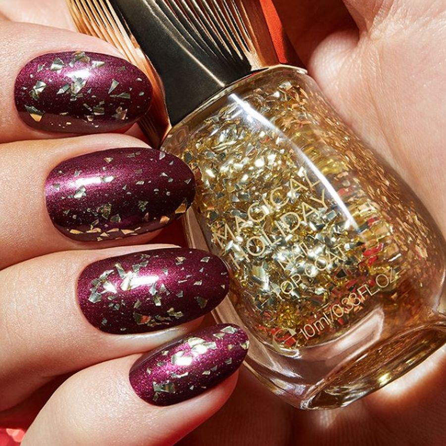 Los esmaltes juegan un papel protagonista. Mezcla de colores, acabados metalizados y efecto de hoja de oro serán la tendencia para unas uñas con toque festivo