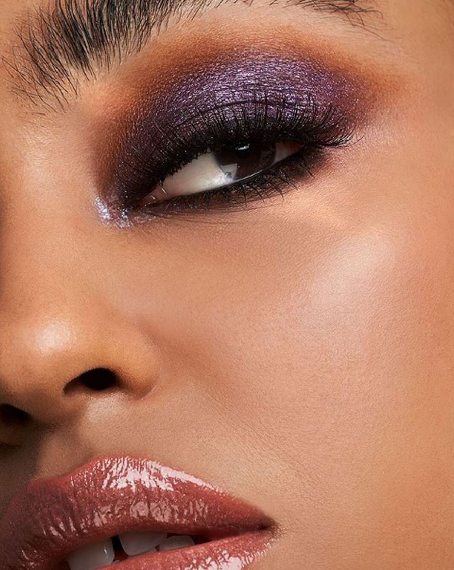 El morado irrumpe con fuerza en el maquillaje estas Navidades. Si es tu opción para dar protagonismo a tu mirada, el labio mejor en un color 'nude' o natural