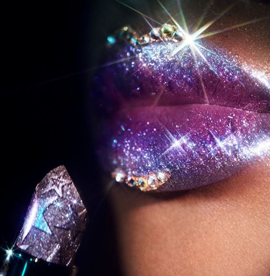 Para las más arriesgadas, Mac propone el 'más es más' y mezcla en un pintalabios la fuerza del color morado, el acabado metalizado y el toque 'glitter', ¿Te atreves?