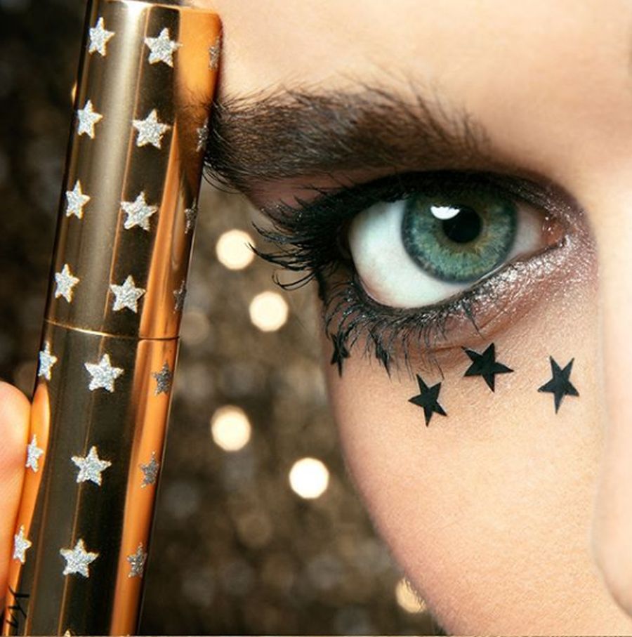 Los elementos decorativos haciendo un guiño a la Navidad pueden ser protagonistas de tu mirada pero debes acompañarlos de sombras más relajadas 